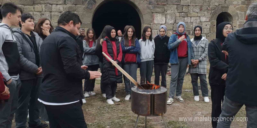 Lise öğrencileri tabyada tarih dersi görmeye devam ediyor