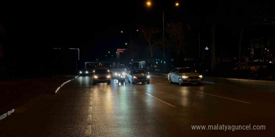 Lodosta ilerlemekte güçlük çeken motosikletlilerin imdadına otomobil sürücüleri yetişti