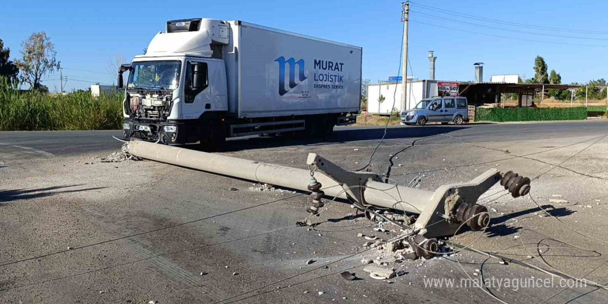 Lojistik kamyonu beton direği devirdi