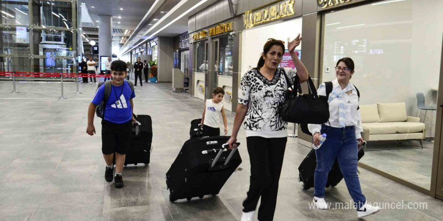 Lübnan’dan ayrılan Türk vatandaşlarını taşıyan uçak Mersin’e ulaştı