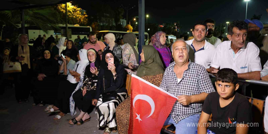 Lübnan’dan tahliye edilen Türk vatandaşları Mersin’de alkışlarla karşılandı