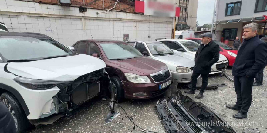 Lüks aracın çarptığı otomobil hastane aciline girdi: O anlar kamerada