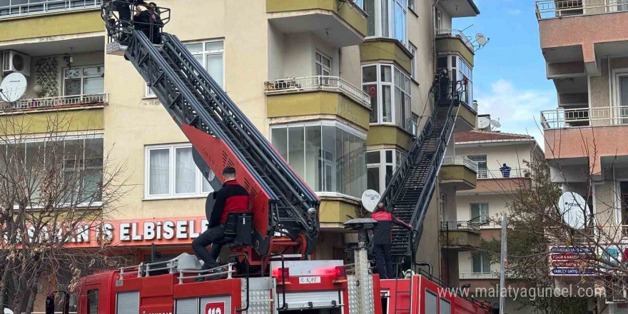 Lüleburgaz’da apartman dairesi yangını: Panik yaşayan vatandaşlar itfaiye merdivenleriyle indirildi