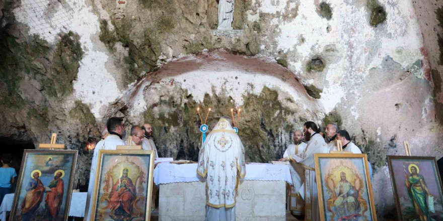 Mağara içindeki St. Pierre Kilisesi’nde bayram ayini