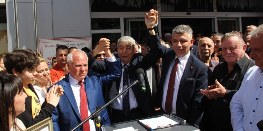 Makam odasının kapısını sökerek göreve başladı