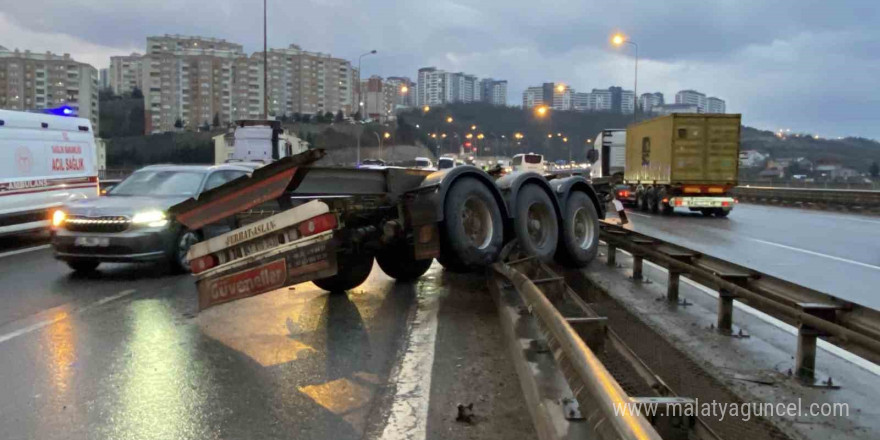 Makaslama yapan tırdan konteyner düştü, dorse bariyerlere girdi: 1 yaralı