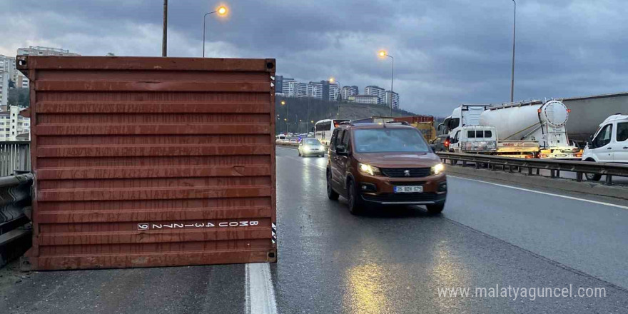 Makaslama yapan tırdan konteyner düştü, dorse bariyerlere girdi: 1 yaralı