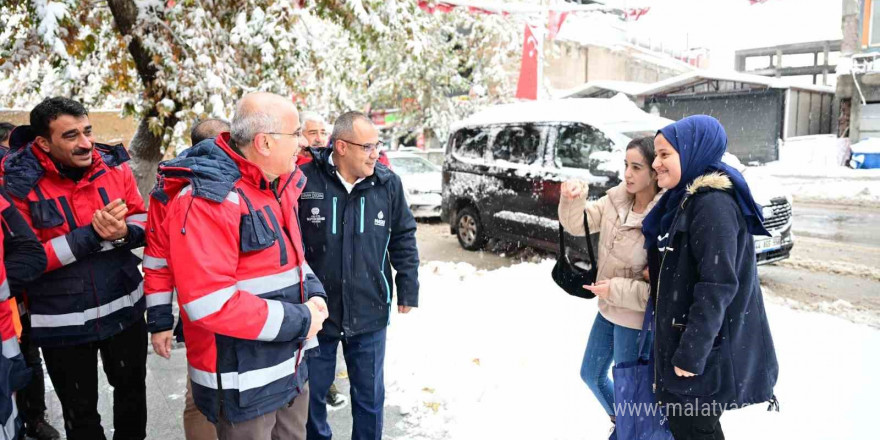 Malatya Büyükşehir Belediyesi’nin karla mücadele çalışmaları sürüyor