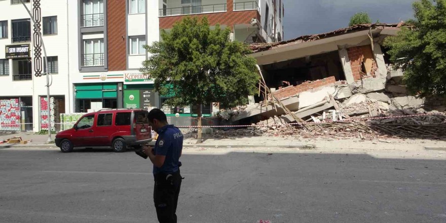 Malatya’da ağır hasarlı bina yıkım sırasında sağlam binanın üzerine çöktü