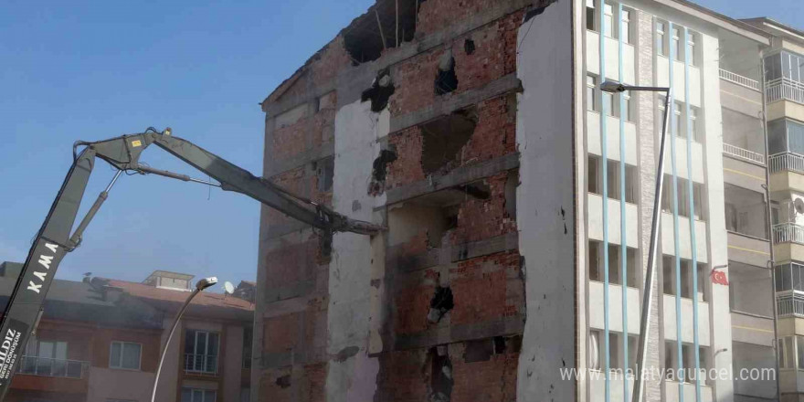 Malatya’da ağır hasarlı binaların yıkımlarında sona doğru