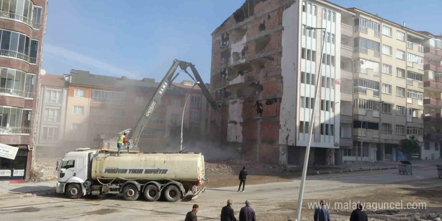 Malatya’da ağır hasarlı binaların yıkımlarında sona doğru