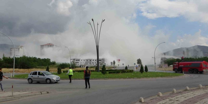 Malatya’da ağır hasarlı binaların yıkımları patlayıcı ile yapılıyor