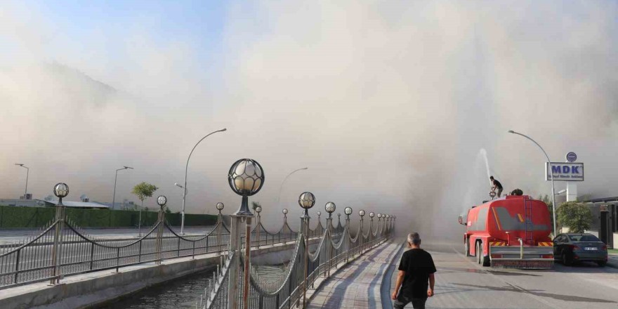 Malatya’da ağır hasarlı yüksek katlı binaların patlayıcı ile yıkımları sürüyor