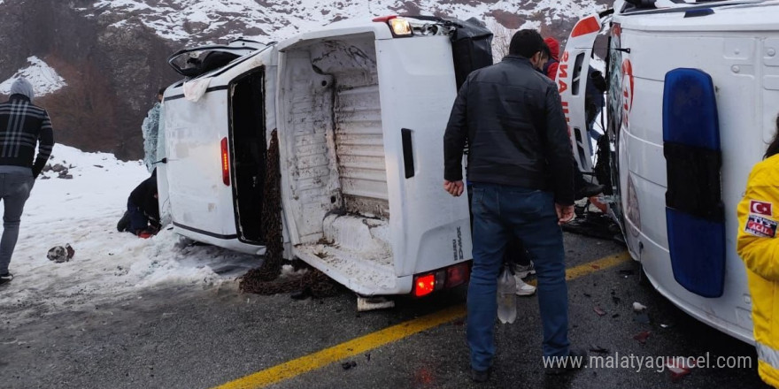 Malatya’da ambulans ile pikap çarpıştı: 1’i ağır 5 yaralı