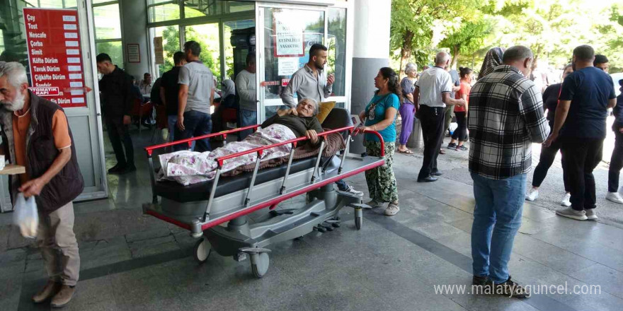 Malatya’da depreme hastanede yakalanan bazı hastalar dışarı çıkarıldı