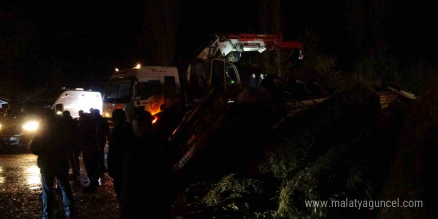 Malatya’da devrilen tırın altında kalan 2 polisten biri şehit oldu