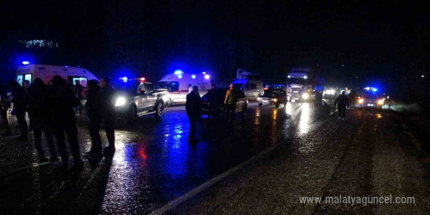 Malatya’da devrilen tırın altında kalan 2 polisten biri şehit oldu