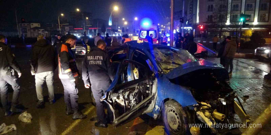 Malatya’da feci kaza... Kavşakta çarpışan 2 araç hurdaya döndü: 4 yaralı