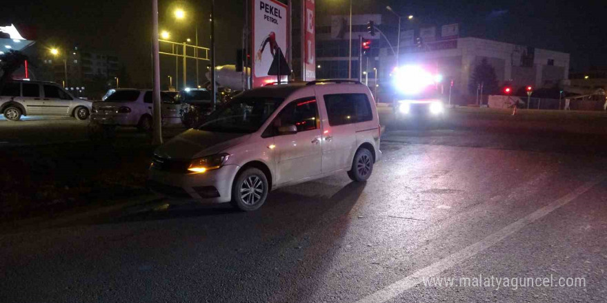 Malatya’da hafif ticari araç otomobille çarpıştı: 2 yaralı