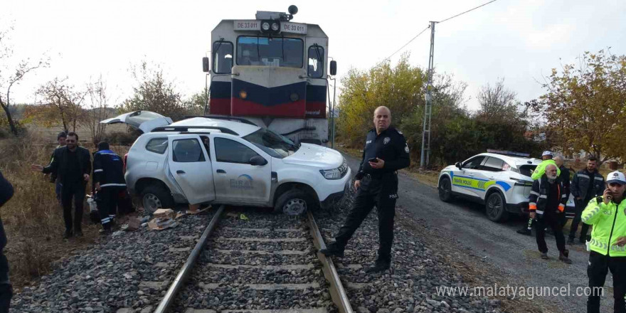 Malatya’da hafif ticari araca yük treni çarptı: 2 yaralı