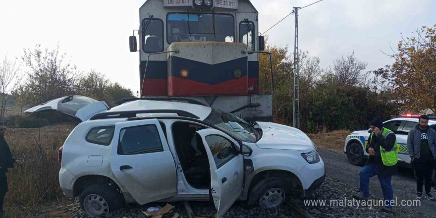 Malatya’da hafif ticari araca yük treni çarptı: 2 yaralı