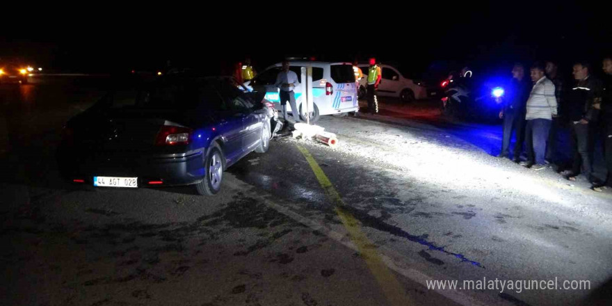 Malatya’da iki otomobil kafa kafaya çarpıştı: 1’i ağır 5 yaralı