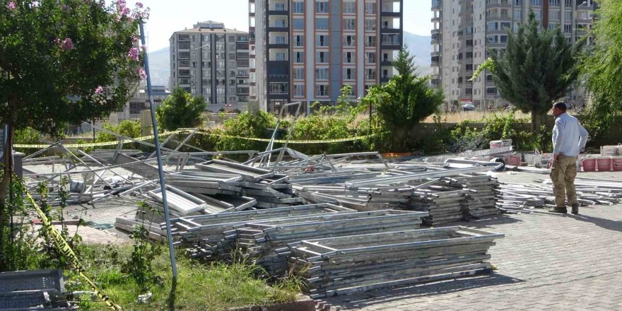 Malatya’da inşaat iskelesi çöktü: 3 işçi ağır yaralandı