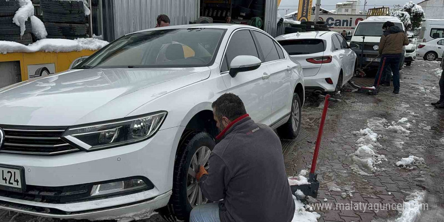 Malatya’da kar yağdı, lastikçilerde kuyruk oluştu