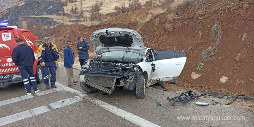 Malatya’da kontrolden çıkan araç devrildi: 6 yaralı