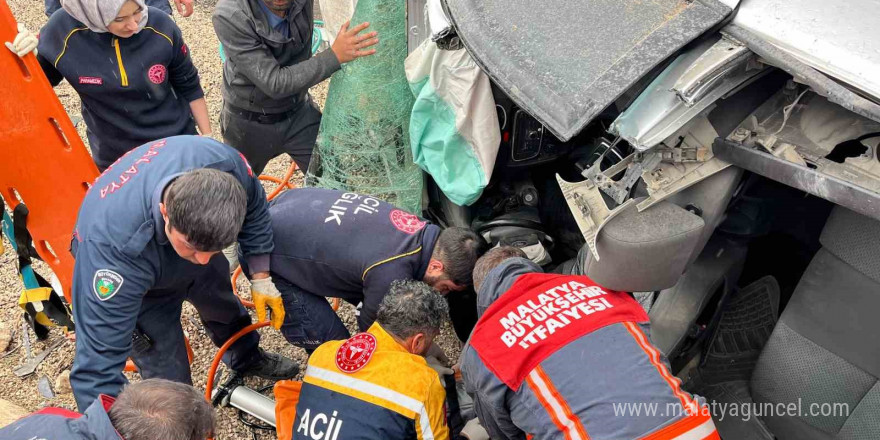 Malatya’da kontrolden çıkan araç şarampole devrildi: 5 yaralı