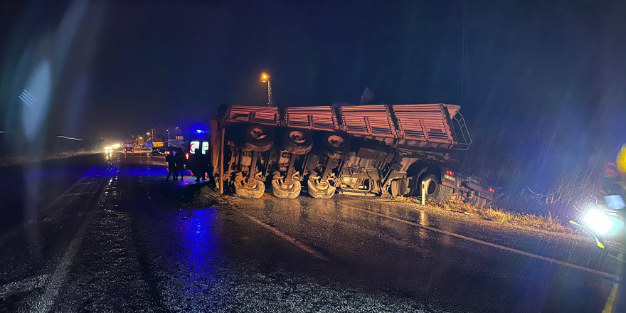 Malatya’da maden yüklü tır devrildi: 1 yaralı