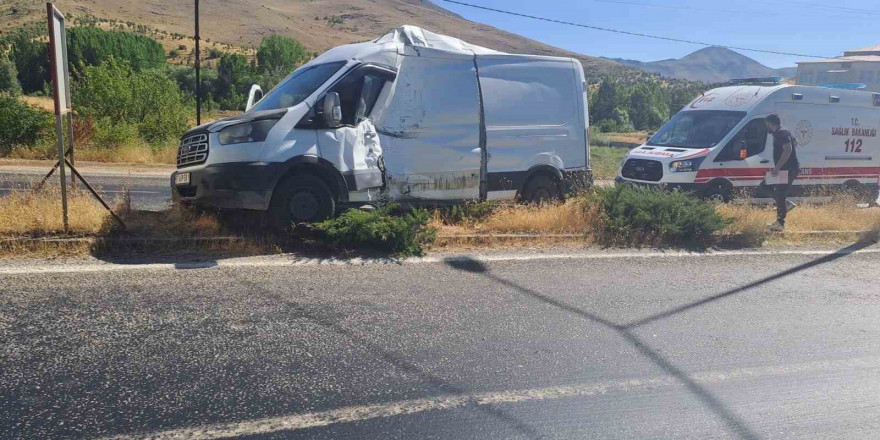 Malatya’da otobüs ile kamyonet çarpıştı, 1 yaralı