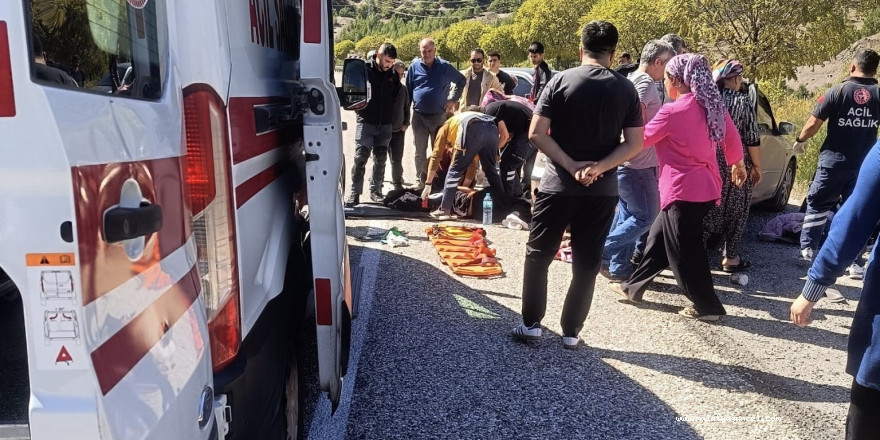 Malatya’da otomobil yön levhasına çarptı 4 yaralı