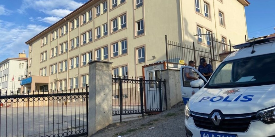 Malatya’da polis ekipleri okul önlerinde denetim yaptı