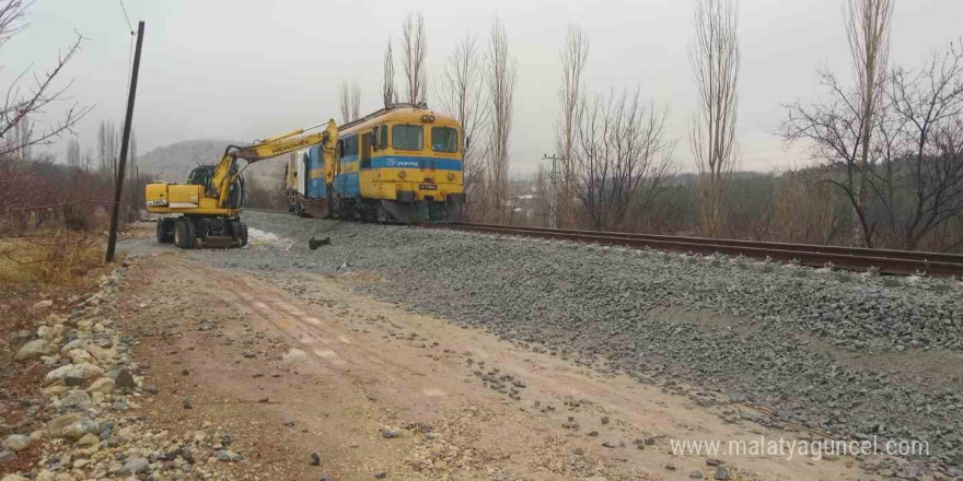 Malatya’da raylardan çıkan lokomotif paniğe neden oldu