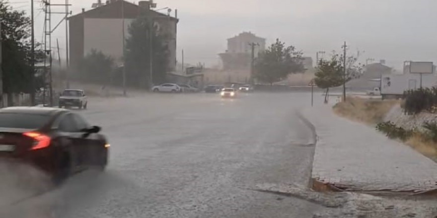 Malatya’da sağanak etkili oldu, yollar göle döndü