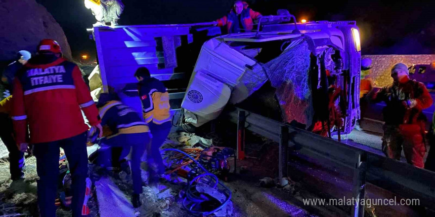 Malatya’da tır şarampole devrildi: 2 ölü, 1 yaralı