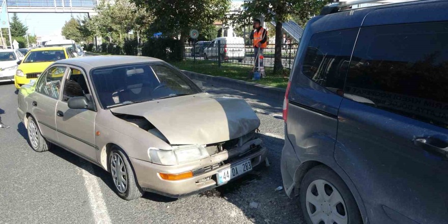 Malatya’da trafiği kilitleyen zincirleme kaza