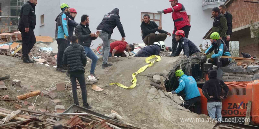 Malatya’da yıkım esnasında enkaz altında kalan operatör kurtarıldı