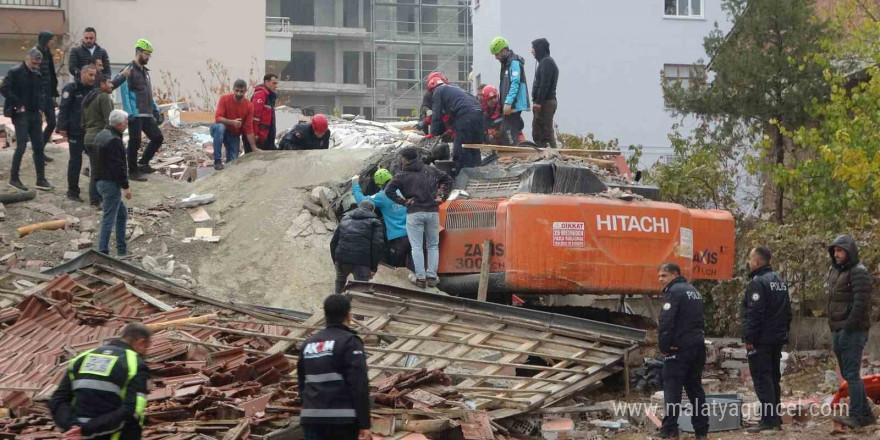 Malatya’da yıkım esnasında enkaz altında kalan operatör kurtarıldı