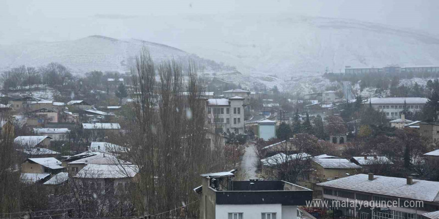 Malatya’nın Darende ilçesi beyaza büründü