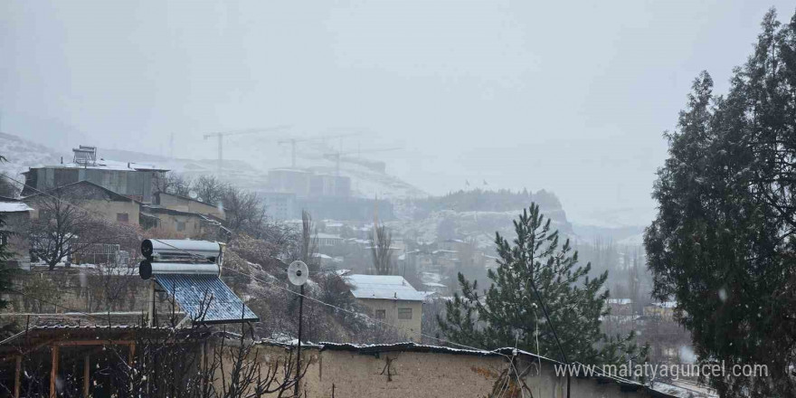 Malatya’nın Darende ilçesi beyaza büründü