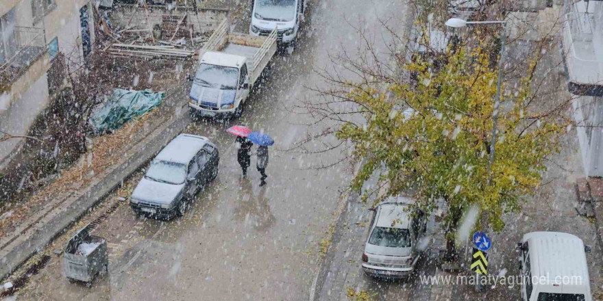 Malatya’nın Darende ilçesi beyaza büründü