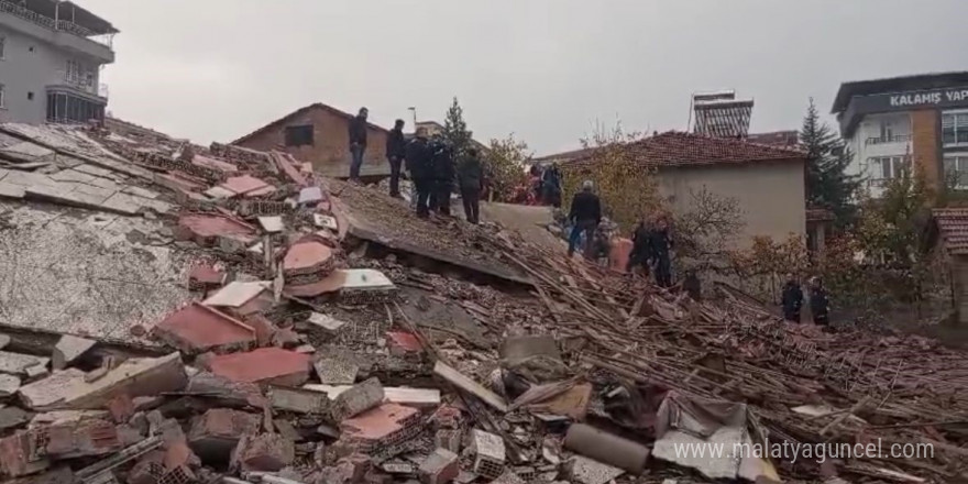 Malatya’nın Yeşilyurt ilçesinde ağır hasarlı 4 katlı bir binada yıkım sırasında göçük meydana gelirken kepçe operatörü enkaz altında kaldı. Olay yerine çok sayıda arama kurtarma ekibi sevk edildi.