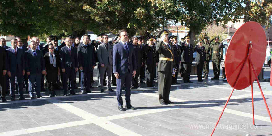 Malazgirt’te 29 Ekim Cumhuriyet bayramı çelenk koyma töreni yapıldı