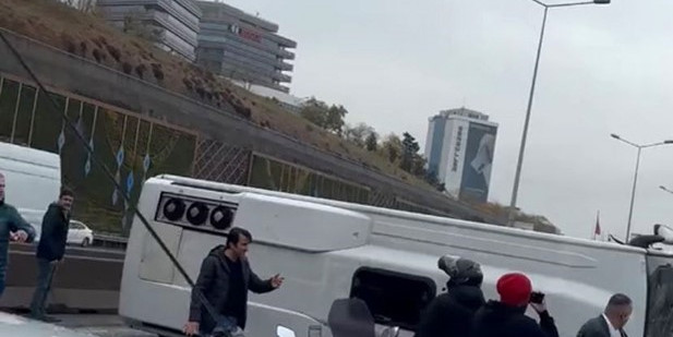 Maltepe E-5 Karayolu Ankara istikametinde seyir halindeki bir minibüs yan yattı. Olay yerine çok sayıda sağlık ve polis ekibi sevk edildi.