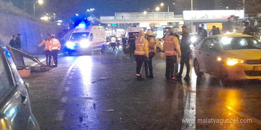 Maltepe’de otomobil önündeki araca çarpıp durağa daldı: 4 yaralı