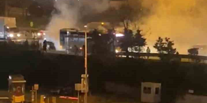 Maltepe’de seyir halindeki otobüsten dumanlar yükseldi