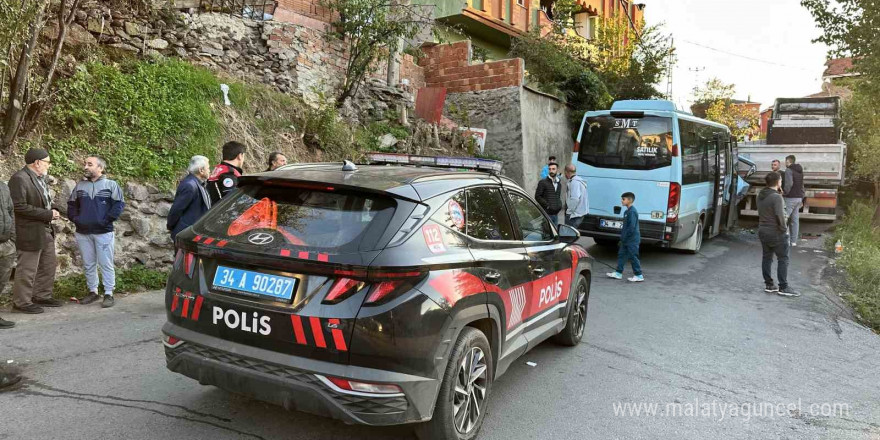 Maltepe’de yolcu minibüsü park halindeki tıra çarptı: 8 yaralı