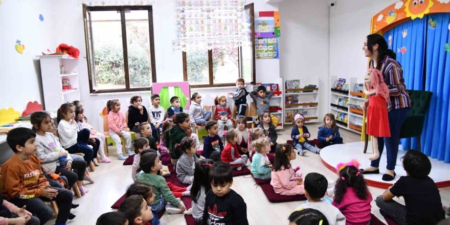 Mamak’ta çocuklar kukla gösterisiyle eğlendi